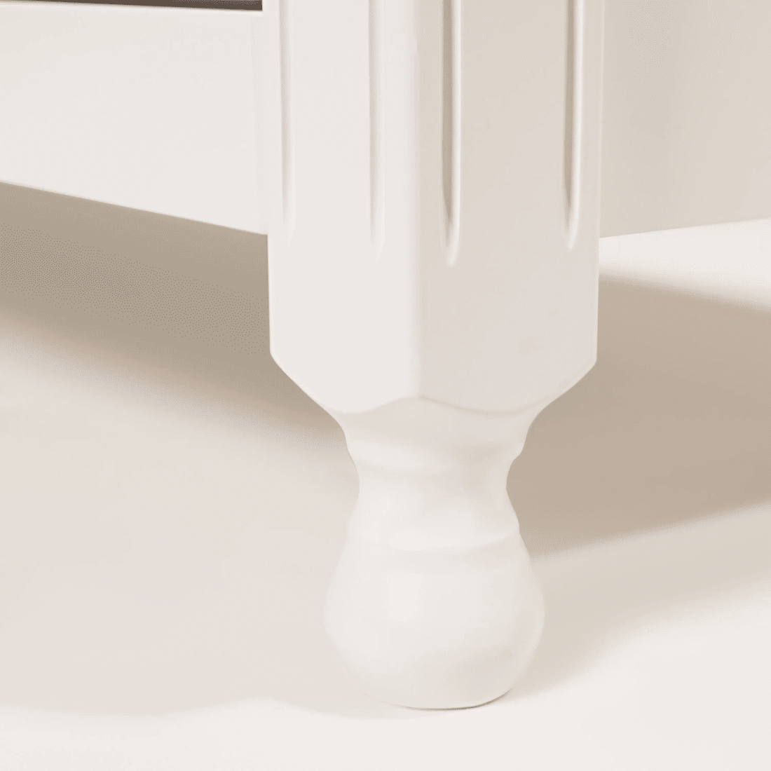 Cômoda Feliz 4 Gavetas Porta com Tela Trançada Branca com Palha Branca Cômoda Feliz 4 Gavetas Porta com Tela Trançada Branca com Palha Branca