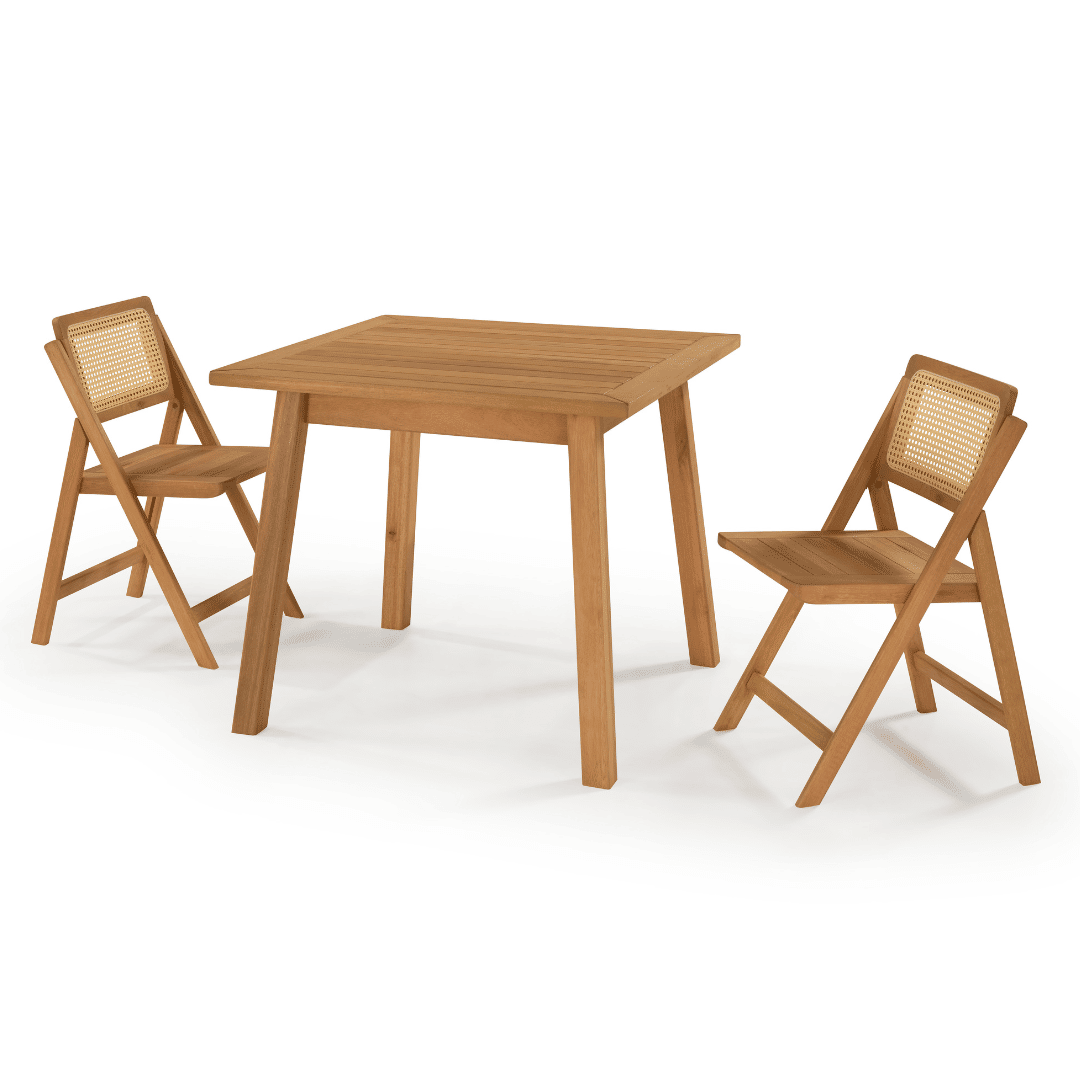 Conjunto de Mesa Quadrada com 2 Cadeiras em Madeira de Eucalipto com Encosto em Rattan Natural na Cor Pitanga Conjunto de Mesa Quadrada com 2 Cadeiras em Madeira de Eucalipto com Encosto em Rattan Natural na Cor Pitanga