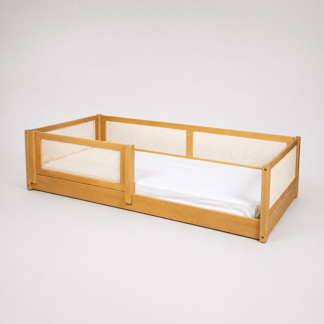 Cama Infantil de Solteiro Montessoriana Bloomie em Madeira Maciça Pinus Mel Com Rattan Natural
