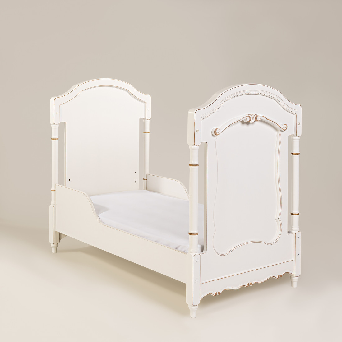 Kit Lilie Berço 2 em 1 e Cômoda 8 Gavetas em Madeira Maciça Branco com Detalhes Provençal Kit Lilie Berço 2 em 1 e Cômoda 8 Gavetas em Madeira Maciça Branco com Detalhes Provençal