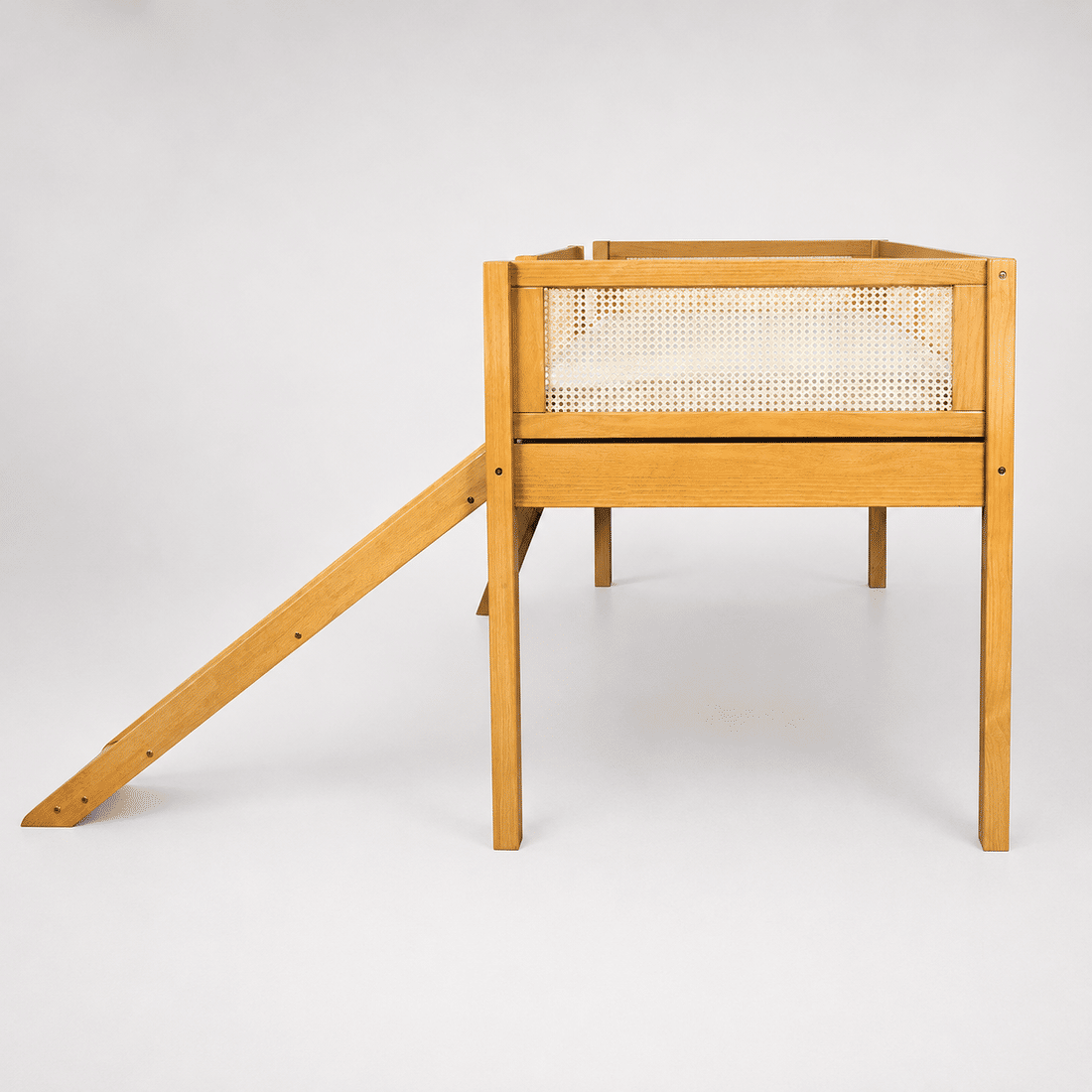Cama Infantil de Solteiro Com Escorregador Bloomie em Madeira Maciça Pinus Mel Com Rattan Natural