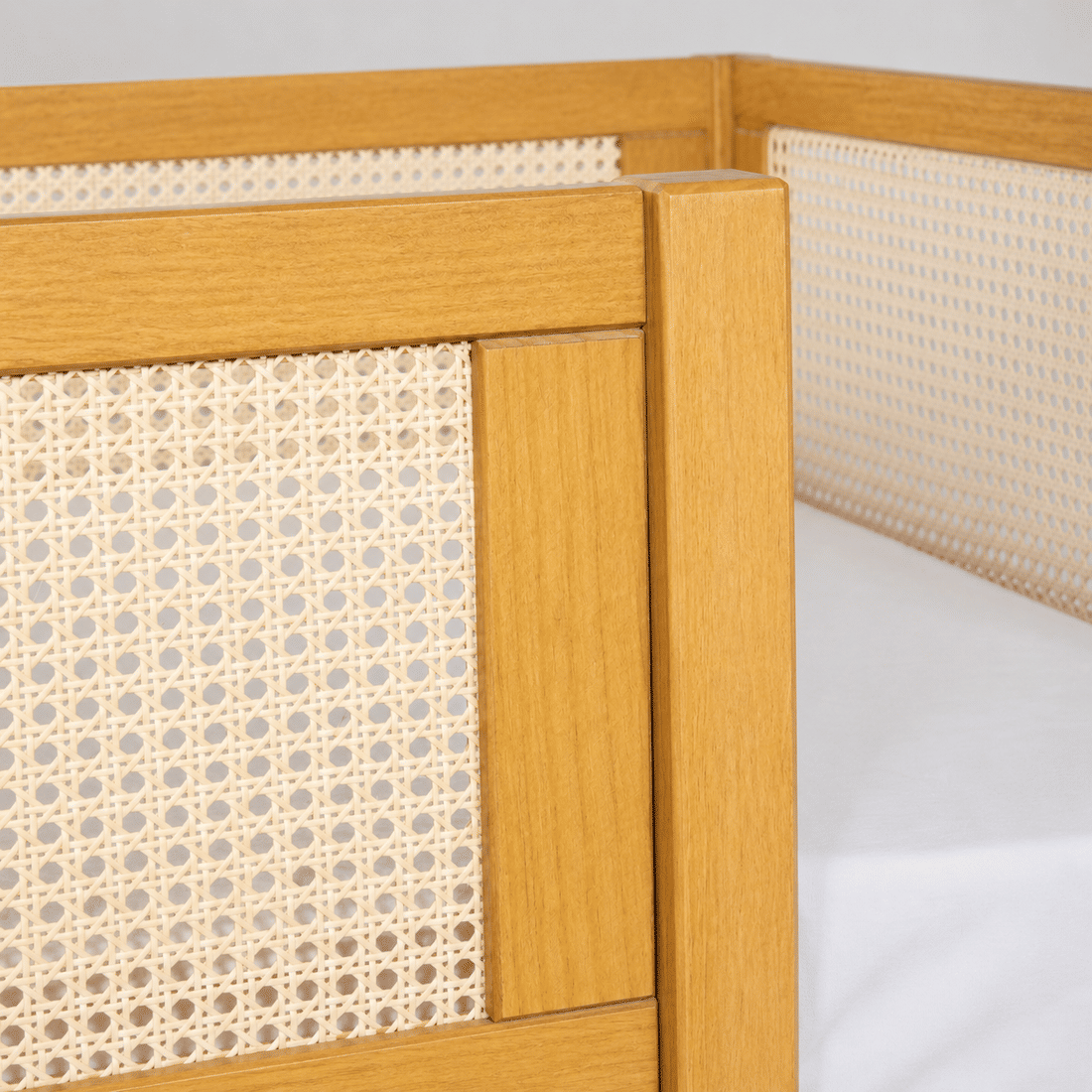 Cama Infantil de Solteiro Com Escorregador Bloomie em Madeira Maciça Pinus Mel Com Rattan Natural Cama Infantil de Solteiro Com Escorregador Bloomie em Madeira Maciça Pinus Mel Com Rattan Natural