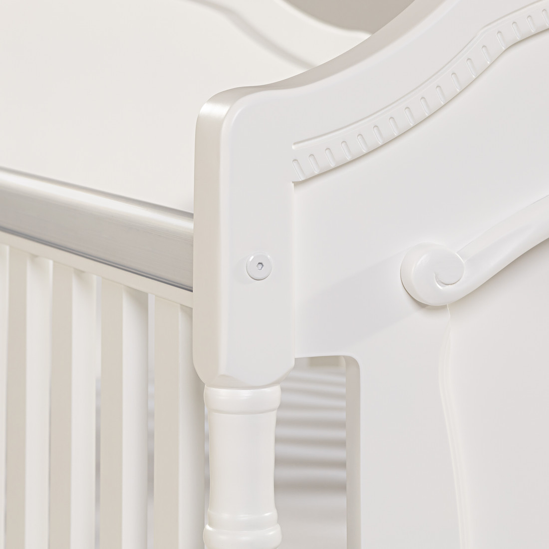 Kit Lilie Berço 2 em 1 e Cômoda 8 Gavetas em Madeira Maciça Branco Fosco Kit Lilie Berço 2 em 1 e Cômoda 8 Gavetas em Madeira Maciça Branco Fosco