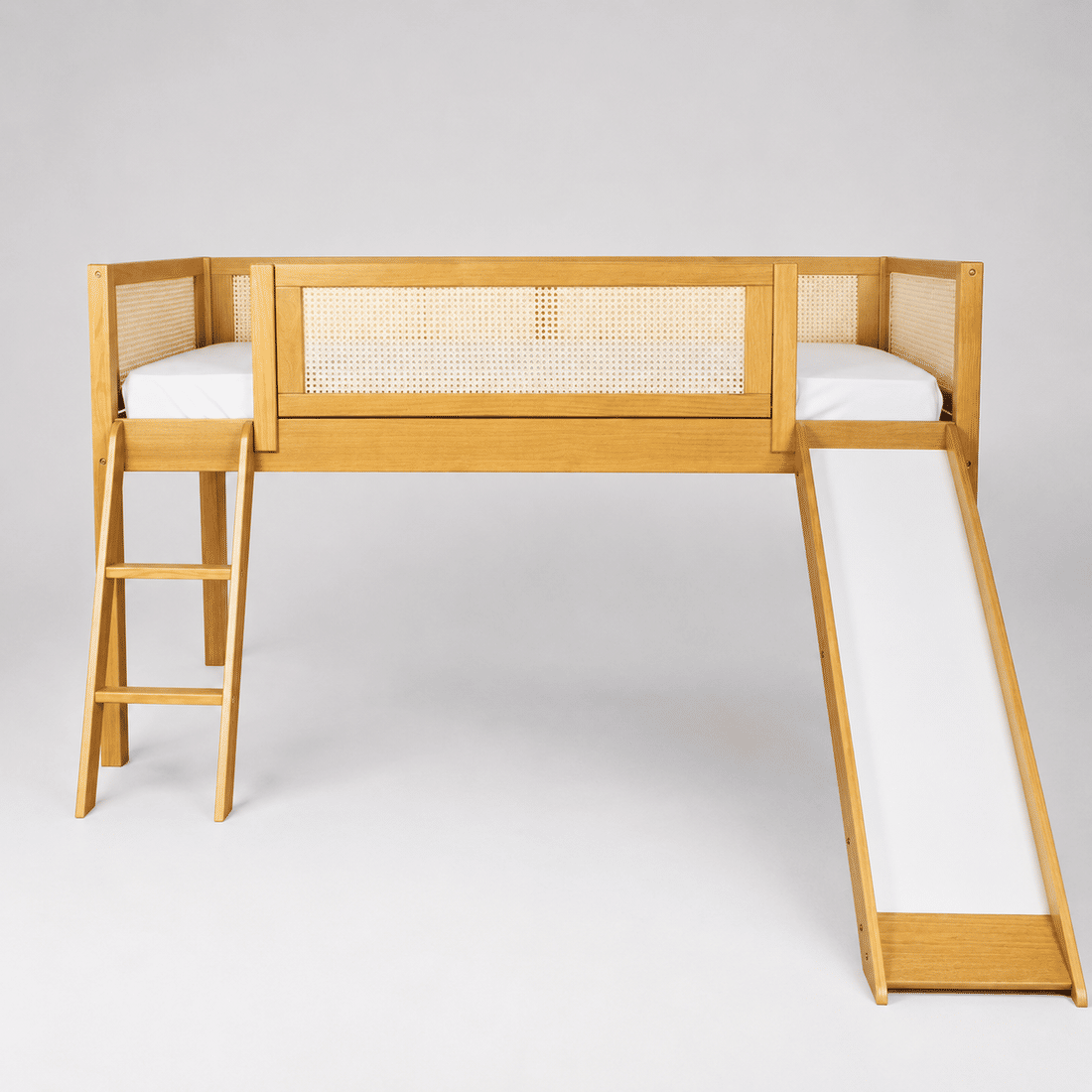 Cama Infantil de Solteiro Com Escorregador Bloomie em Madeira Maciça Pinus Mel Com Rattan Natural Cama Infantil de Solteiro Com Escorregador Bloomie em Madeira Maciça Pinus Mel Com Rattan Natural