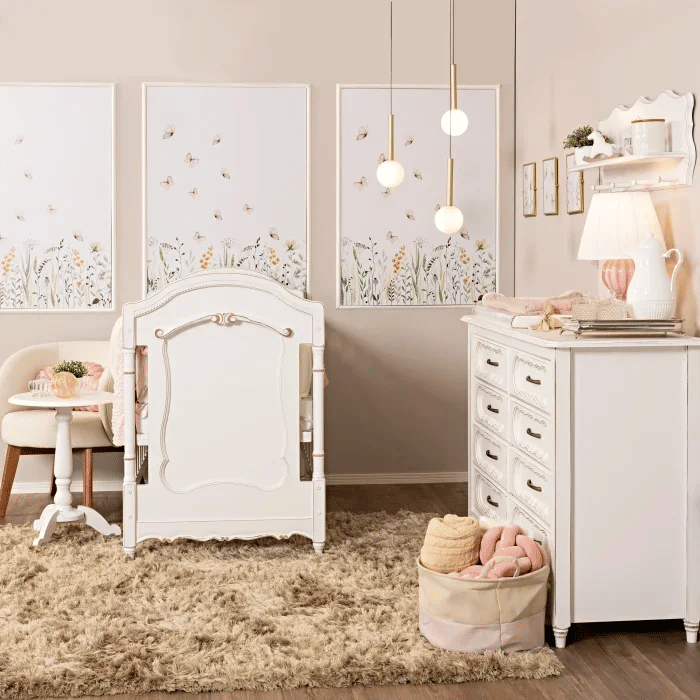 Kit Lilie Berço 2 em 1 e Cômoda 8 Gavetas em Madeira Maciça Branco com Detalhes Provençal Kit Lilie Berço 2 em 1 e Cômoda 8 Gavetas em Madeira Maciça Branco com Detalhes Provençal