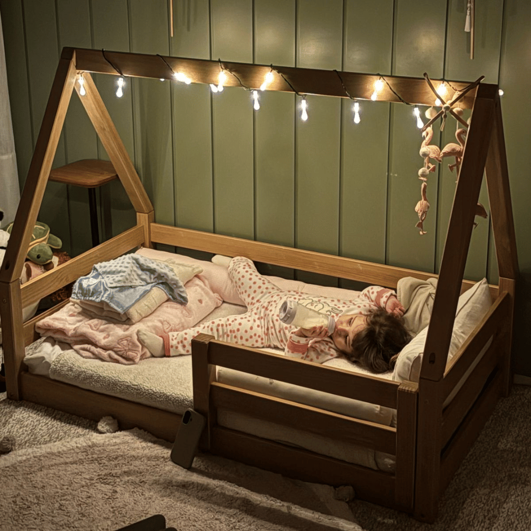 Mini Cama Infantil Montessoriana Casinha Bloomie em Madeira Maciça Pinus Mel Mini Cama Infantil Montessoriana Casinha Bloomie em Madeira Maciça Pinus Mel