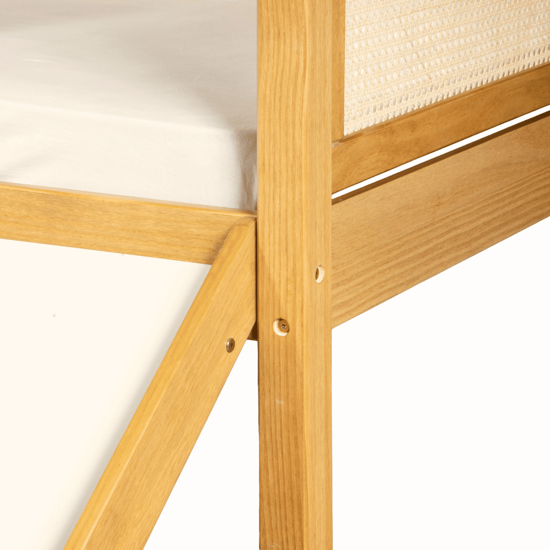 Cama Infantil de Solteiro Com Escorregador Bloomie em Madeira Maciça Pinus Mel Com Rattan Natural