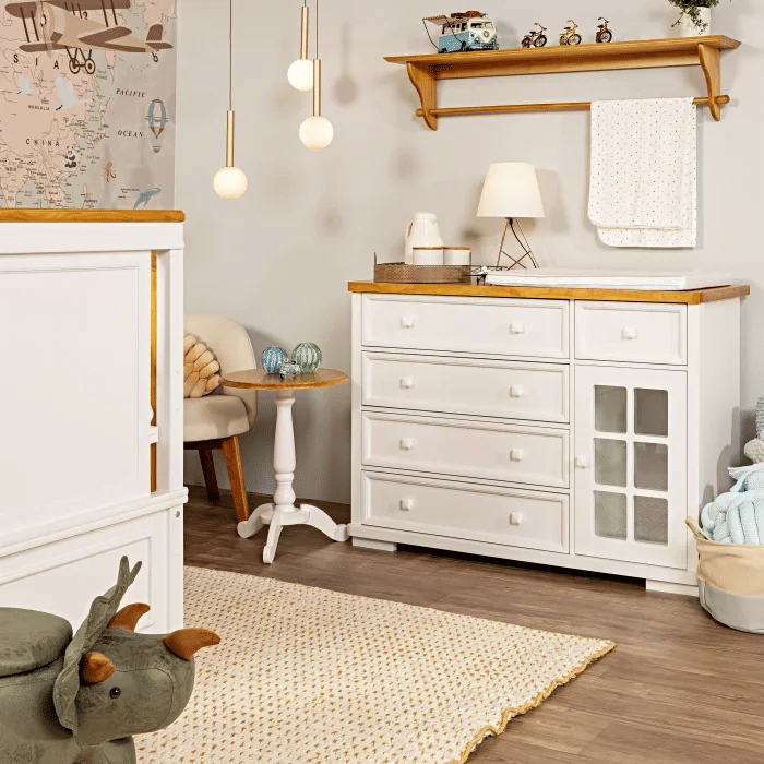 Kit Encanto Berço 2 em 1 e Cômoda 4 Gavetas e 1 Porta com Vidro em Madeira Maciça Branco + Mel Kit Encanto Berço 2 em 1 e Cômoda 4 Gavetas e 1 Porta com Vidro em Madeira Maciça Branco + Mel