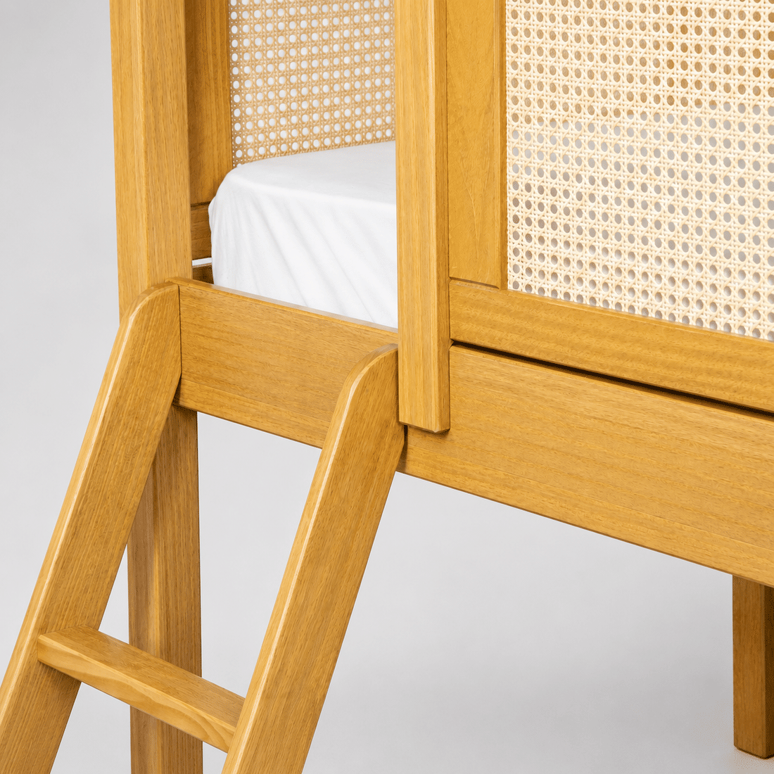 Cama Infantil de Solteiro Com Escorregador Bloomie em Madeira Maciça Pinus Mel Com Rattan Natural