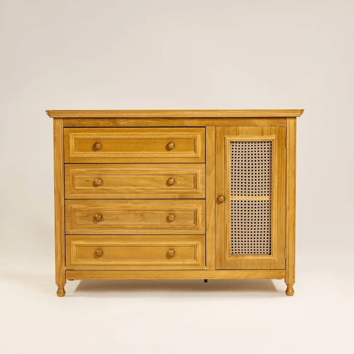 Cômoda Feliz 4 Gavetas Porta de Tela Trançada em Madeira Maciça Cor Mel Cômoda Feliz 4 Gavetas Porta de Tela Trançada em Madeira Maciça Cor Mel