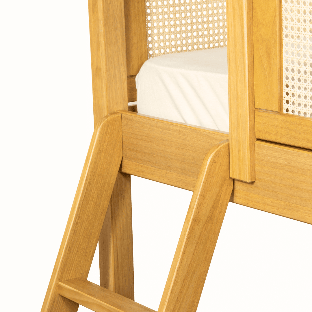 Cama Infantil de Solteiro Com Escorregador Bloomie em Madeira Maciça Pinus Mel Com Rattan Natural