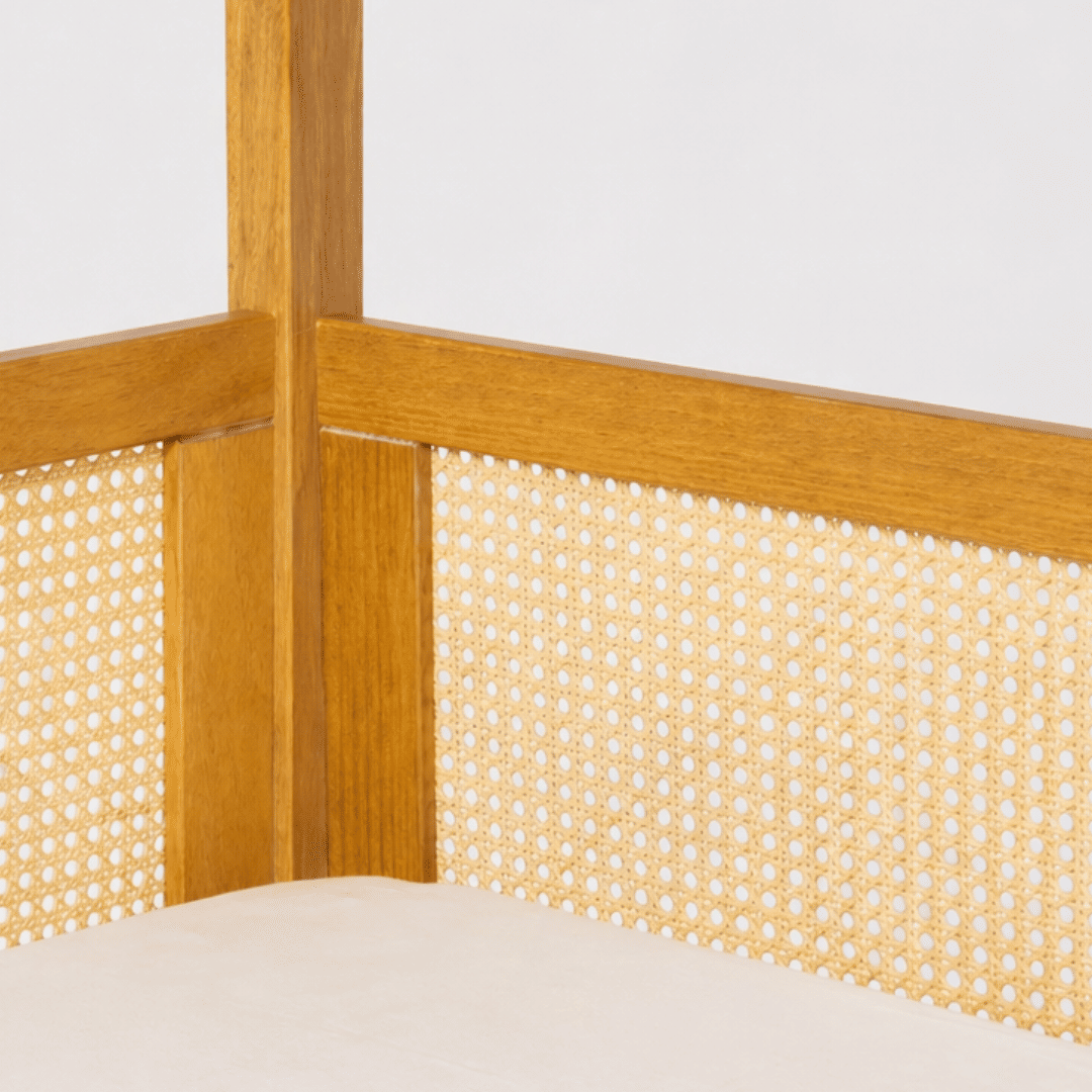 Cama Infantil Casinha Com Cama Auxiliar Bloomie em Madeira Maciça Pinus Mel Com Rattan Natural Cama Infantil Casinha Com Cama Auxiliar Bloomie em Madeira Maciça Pinus Mel Com Rattan Natural