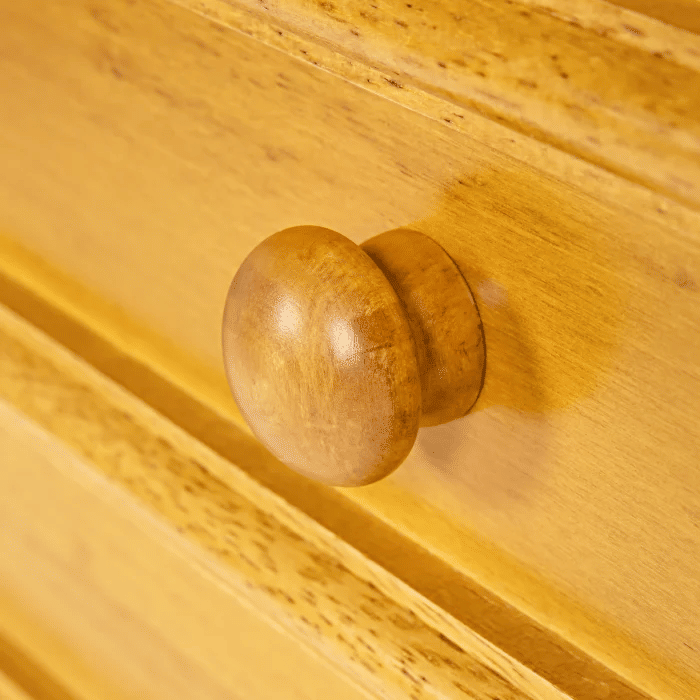 Cômoda Feliz 4 Gavetas Porta de Tela Trançada em Madeira Maciça Cor Mel Cômoda Feliz 4 Gavetas Porta de Tela Trançada em Madeira Maciça Cor Mel