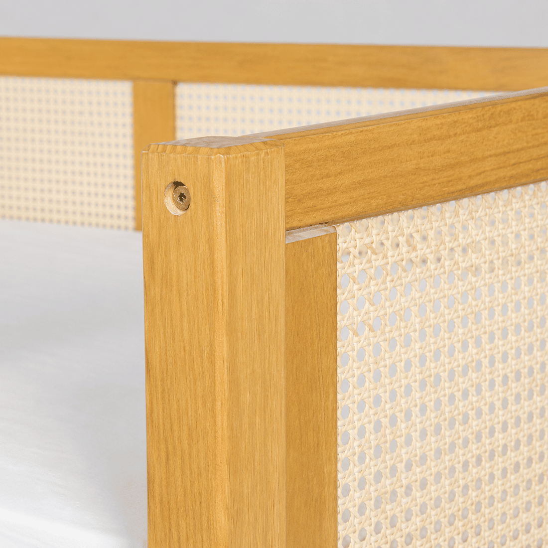 Cama Infantil de Solteiro Com Escorregador Bloomie em Madeira Maciça Pinus Mel Com Rattan Natural Cama Infantil de Solteiro Com Escorregador Bloomie em Madeira Maciça Pinus Mel Com Rattan Natural