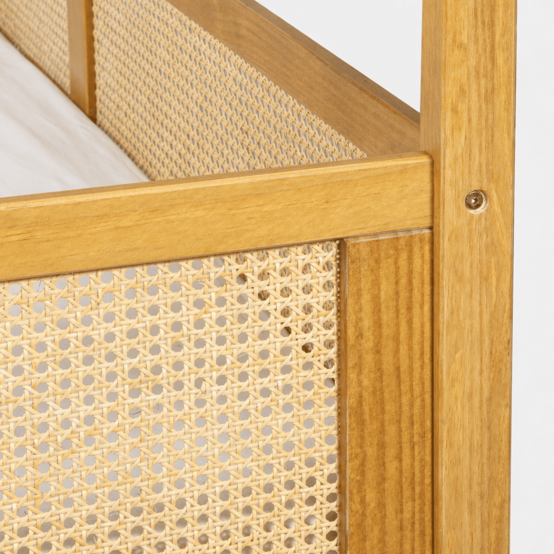 Cama Infantil Casinha Com Cama Auxiliar Bloomie em Madeira Maciça Pinus Mel Com Rattan Natural Cama Infantil Casinha Com Cama Auxiliar Bloomie em Madeira Maciça Pinus Mel Com Rattan Natural