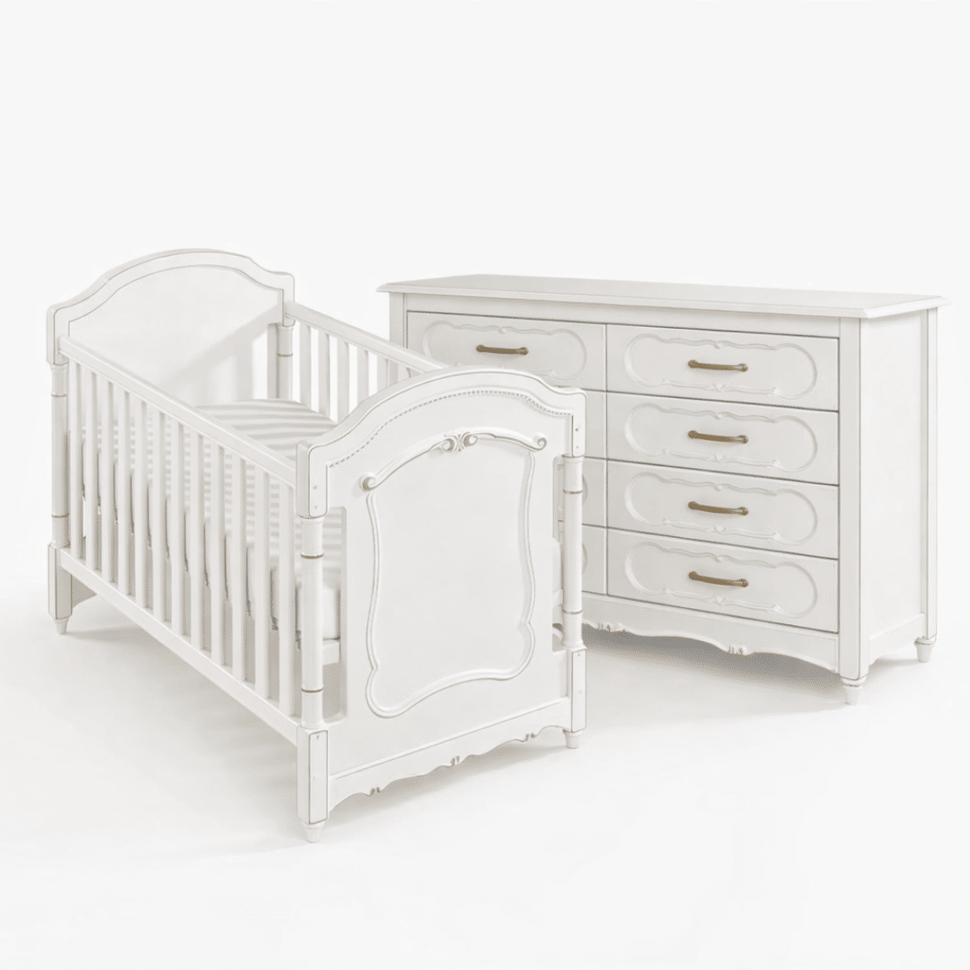 Kit Lilie Berço 2 em 1 e Cômoda 8 Gavetas em Madeira Maciça Branco com Detalhes Provençal Kit Lilie Berço 2 em 1 e Cômoda 8 Gavetas em Madeira Maciça Branco com Detalhes Provençal