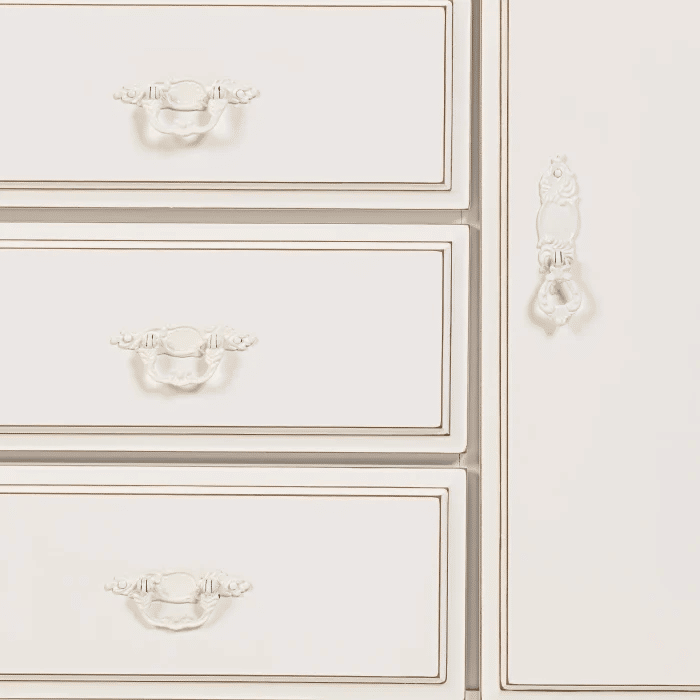 Cômoda Entalhada 5 Gavetas e 1 porta Branco Provençal com Tampo Mel Cômoda Entalhada 5 Gavetas e 1 porta Branco Provençal com Tampo Mel
