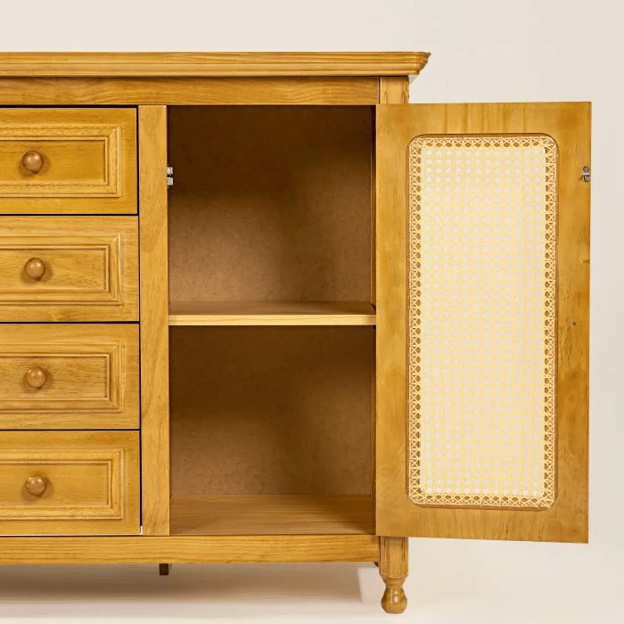 Cômoda Feliz 4 Gavetas Porta de Tela Trançada em Madeira Maciça Cor Mel Cômoda Feliz 4 Gavetas Porta de Tela Trançada em Madeira Maciça Cor Mel