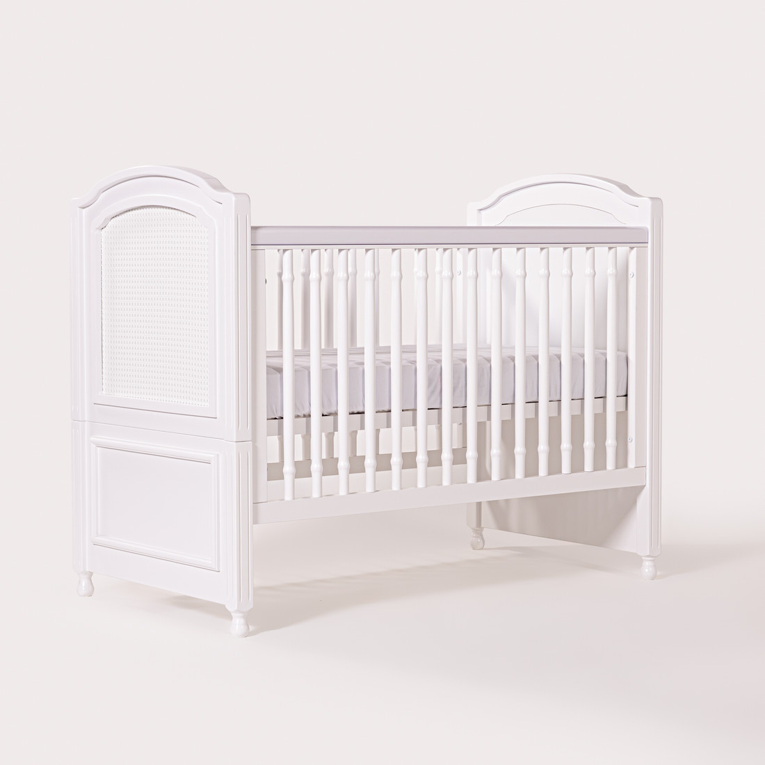 Kit Feliz Berço 2 em 1 e Cômoda 4 Gavetas e 1 Porta com Rattan em Madeira Maciça Branco Kit Feliz Berço 2 em 1 e Cômoda 4 Gavetas e 1 Porta com Rattan em Madeira Maciça Branco
