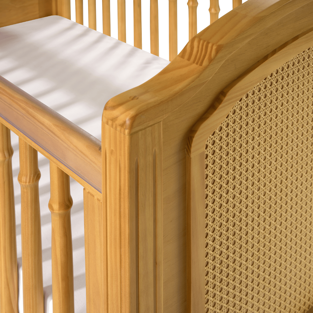 Kit Feliz Berço 2 em 1 e Cômoda 4 Gavetas e 1 Porta com Rattan em Madeira Maciça Mel Kit Feliz Berço 2 em 1 e Cômoda 4 Gavetas e 1 Porta com Rattan em Madeira Maciça Mel