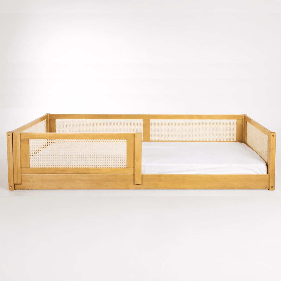 Cama Infantil de Solteiro Montessoriana Bloomie em Madeira Maciça Pinus Mel Com Rattan Natural
