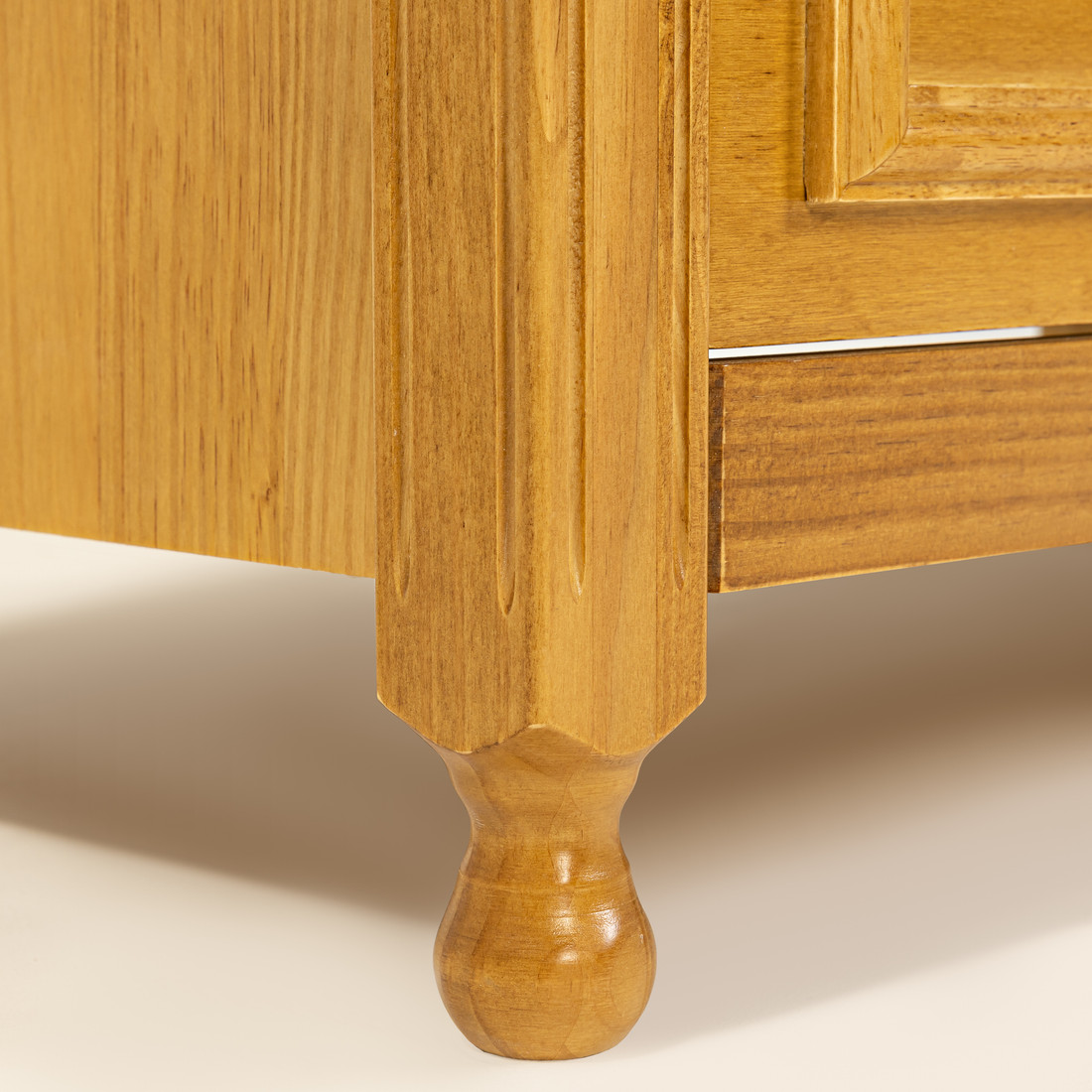 Cômoda Feliz 4 Gavetas Porta de Tela Trançada em Madeira Maciça Cor Mel