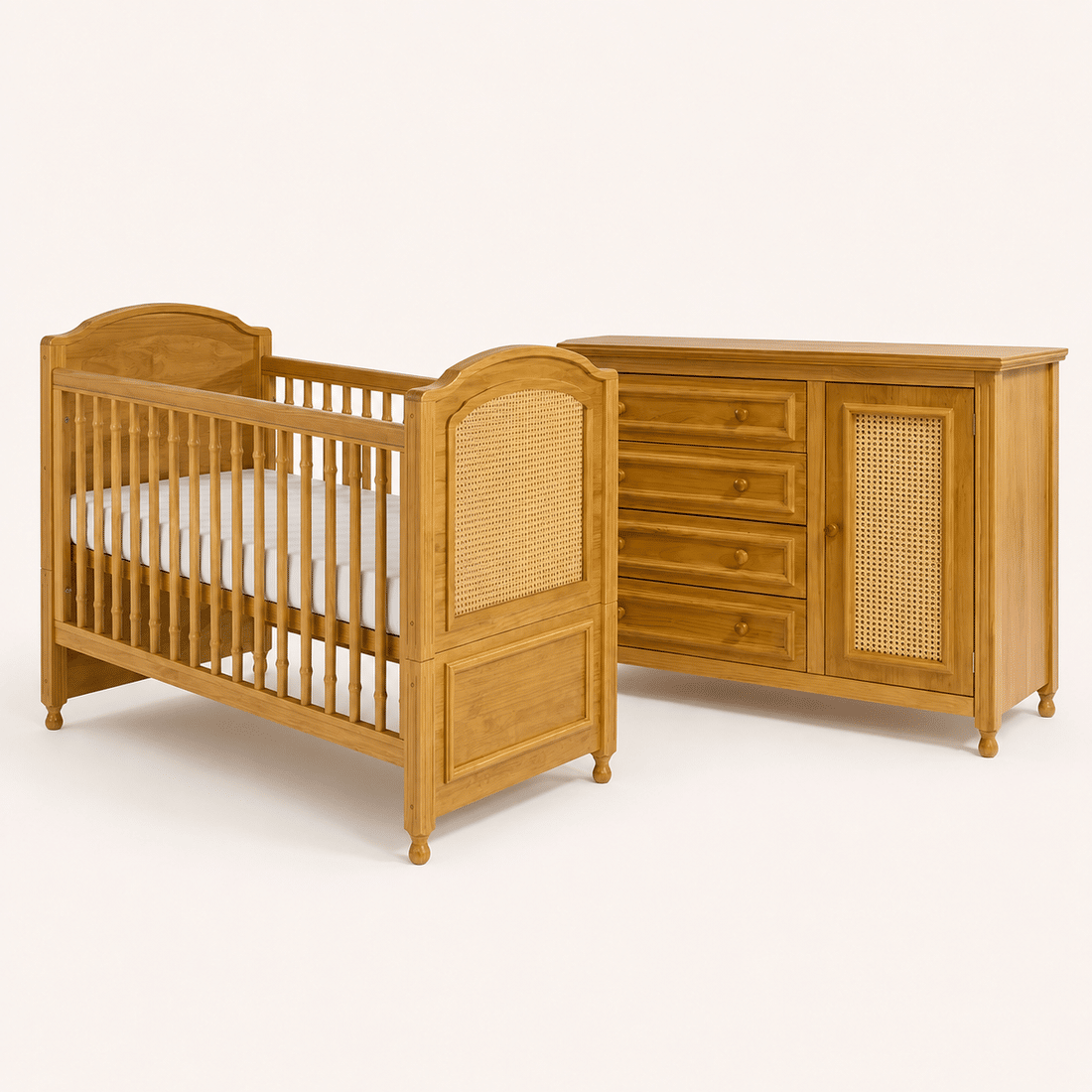 Kit Feliz Berço 2 em 1 e Cômoda 4 Gavetas e 1 Porta com Rattan em Madeira Maciça Mel Kit Feliz Berço 2 em 1 e Cômoda 4 Gavetas e 1 Porta com Rattan em Madeira Maciça Mel