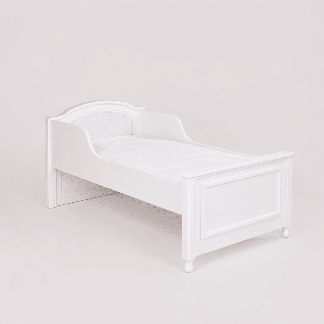 Kit Feliz Berço 2 em 1 e Cômoda 4 Gavetas e 1 Porta com Rattan em Madeira Maciça Branco Kit Feliz Berço 2 em 1 e Cômoda 4 Gavetas e 1 Porta com Rattan em Madeira Maciça Branco