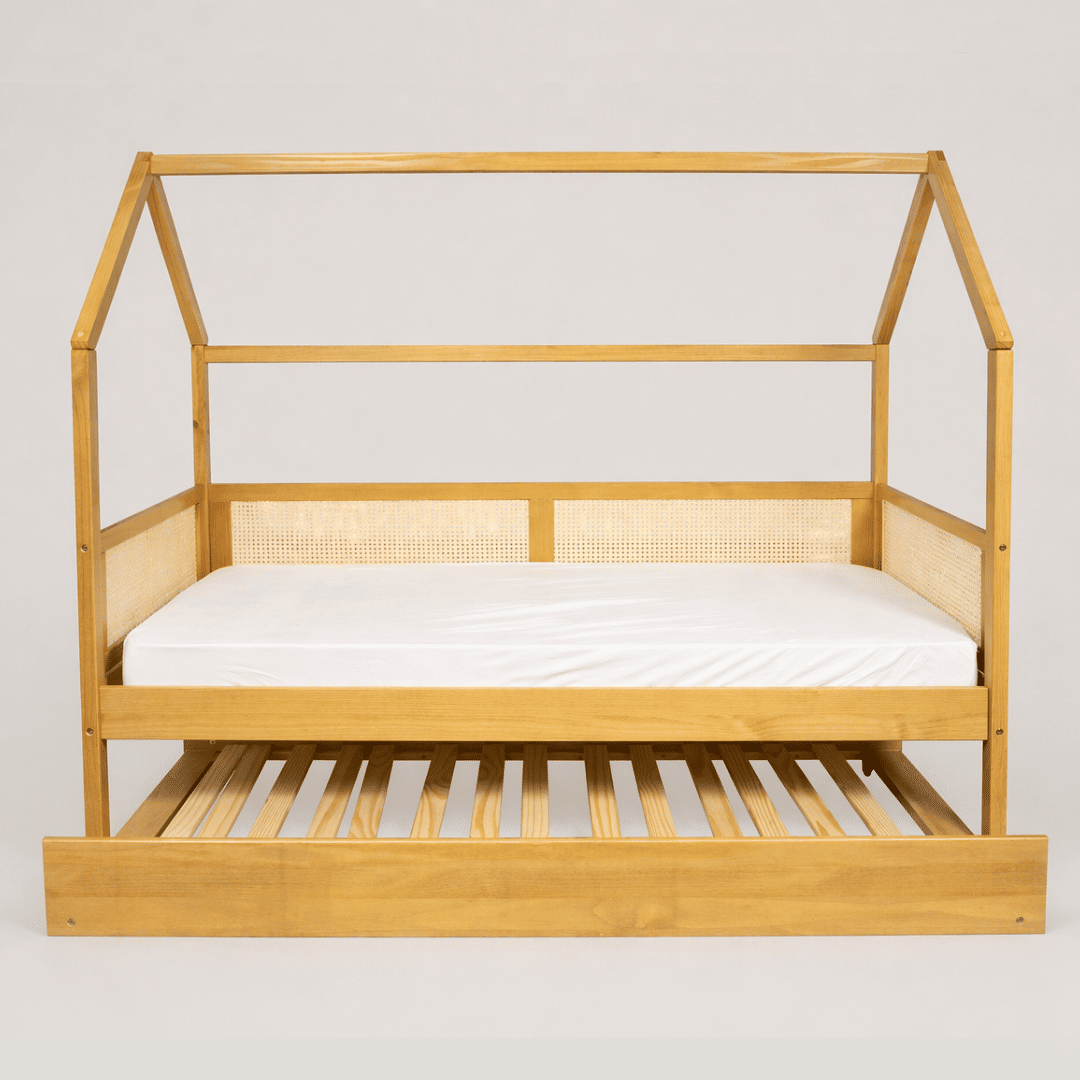 Cama Infantil Casinha Com Cama Auxiliar Bloomie em Madeira Maciça Pinus Mel Com Rattan Natural Cama Infantil Casinha Com Cama Auxiliar Bloomie em Madeira Maciça Pinus Mel Com Rattan Natural