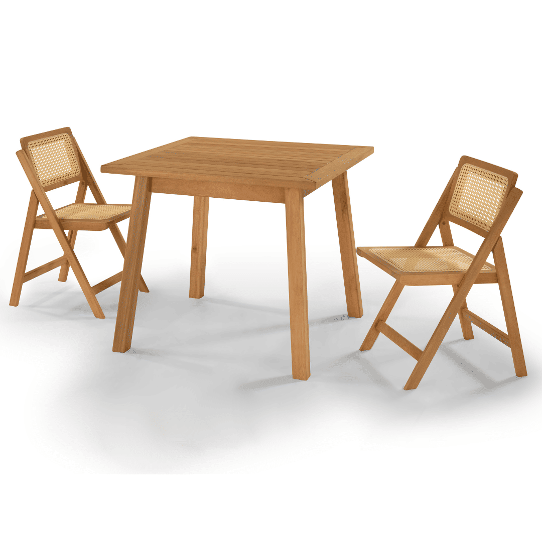 Conjunto de Mesa Quadrada com 2 Cadeiras em Madeira de Eucalipto com Assento e Encosto em Rattan Natural na Cor Pitanga Conjunto de Mesa Quadrada com 2 Cadeiras em Madeira de Eucalipto com Assento e Encosto em Rattan Natural na Cor Pitanga