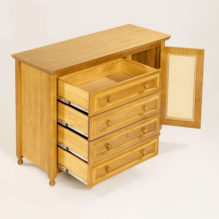 Cômoda Feliz 4 Gavetas Porta de Tela Trançada em Madeira Maciça Cor Mel Cômoda Feliz 4 Gavetas Porta de Tela Trançada em Madeira Maciça Cor Mel