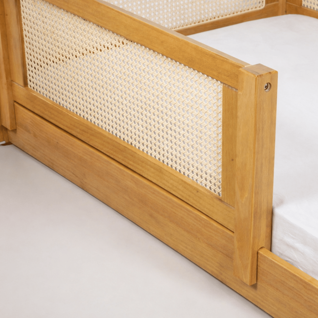 Cama Infantil de Solteiro Montessoriana Bloomie em Madeira Maciça Pinus Mel Com Rattan Natural