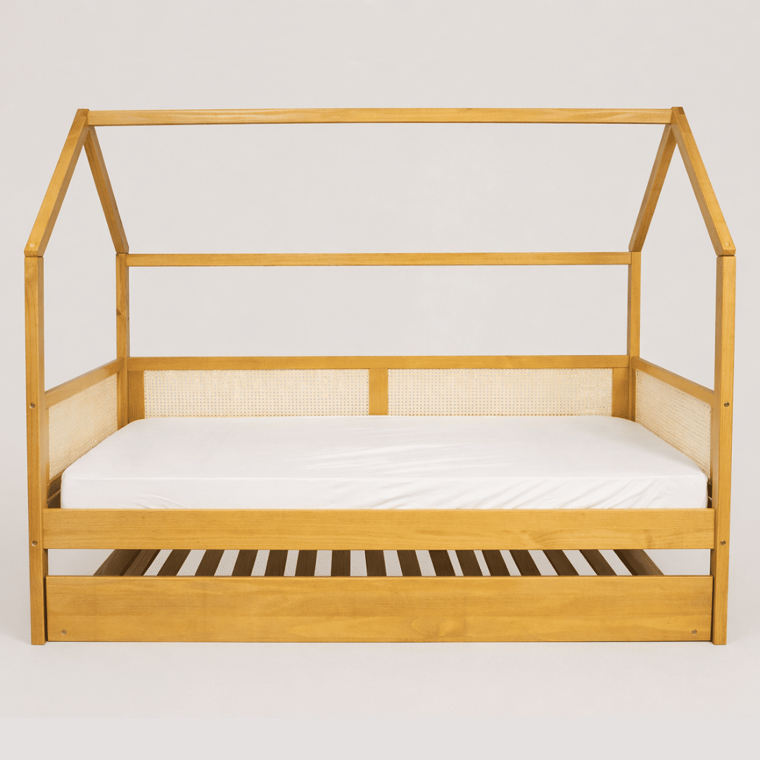 Cama Infantil Casinha Com Cama Auxiliar Bloomie em Madeira Maciça Pinus Mel Com Rattan Natural Cama Infantil Casinha Com Cama Auxiliar Bloomie em Madeira Maciça Pinus Mel Com Rattan Natural