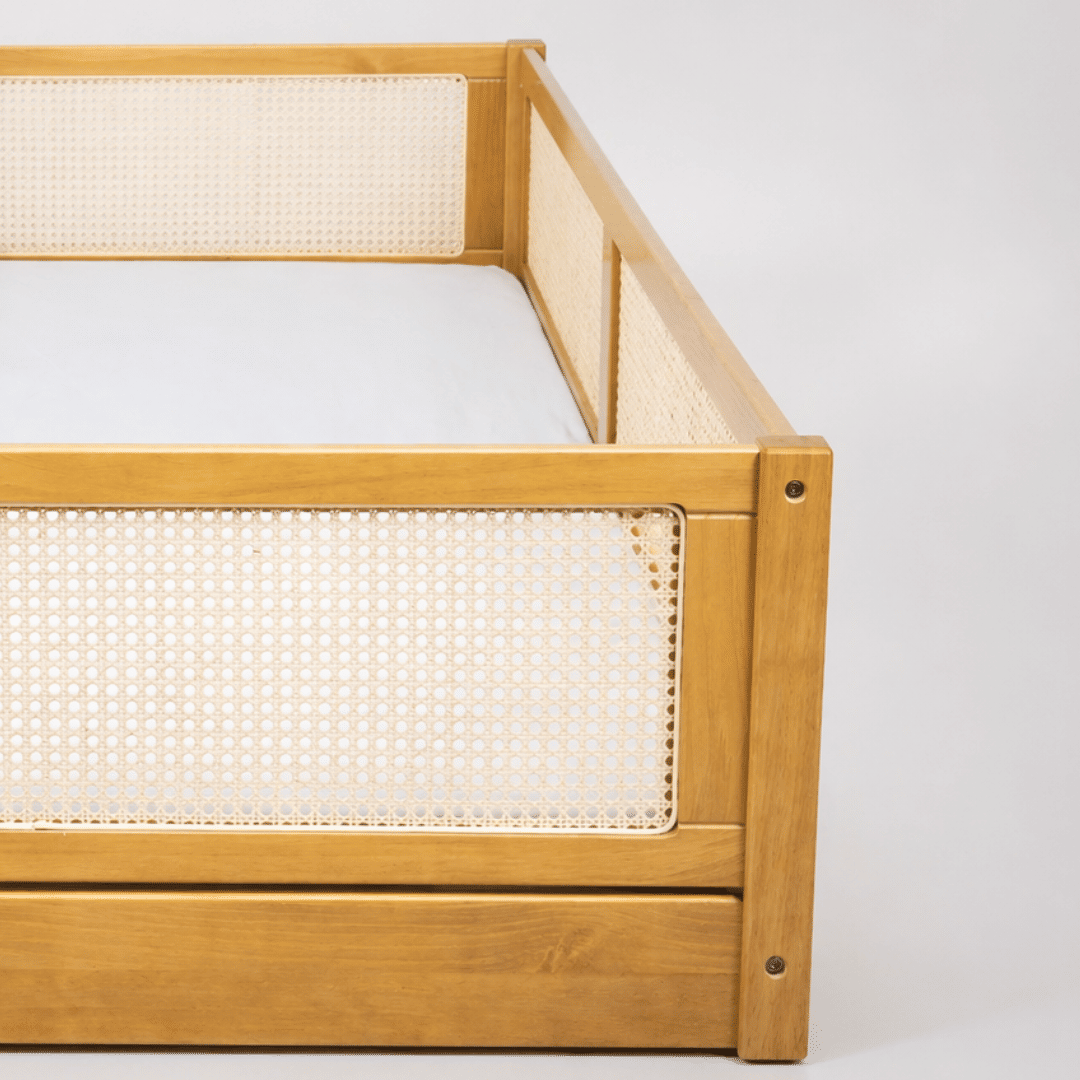 Cama Infantil de Solteiro Montessoriana Bloomie em Madeira Maciça Pinus Mel Com Rattan Natural