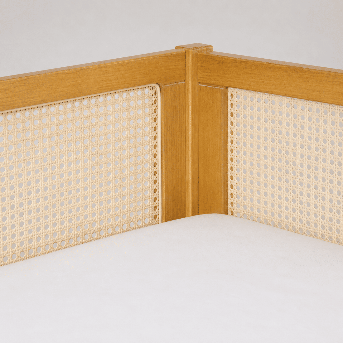 Cama de Solteiro com Cama Auxiliar em Madeira Maciça Pinus Mel Com Rattan Natural Cama de Solteiro com Cama Auxiliar em Madeira Maciça Pinus Mel Com Rattan Natural
