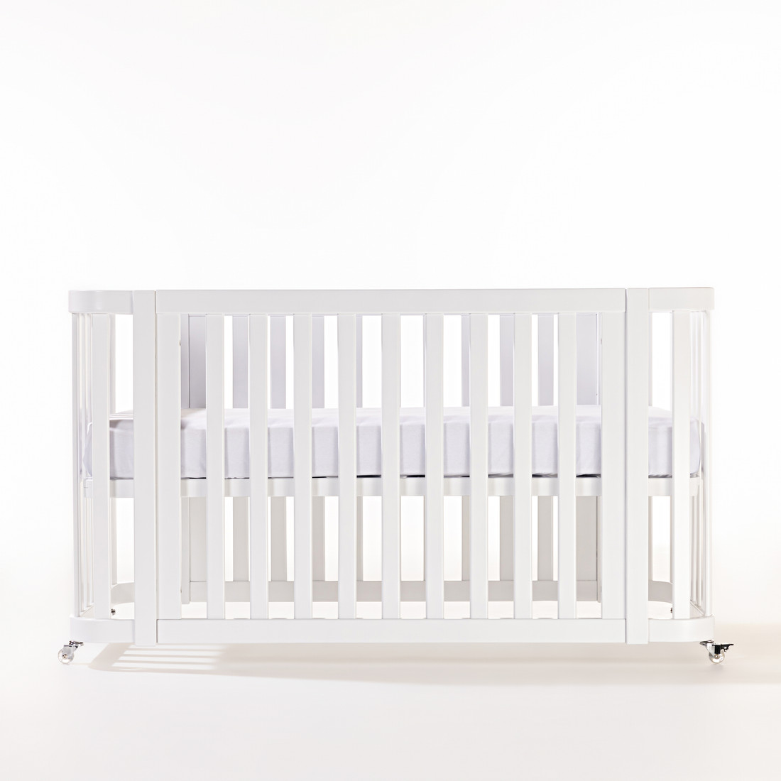 Kit Berço 3 em 1 + Cômoda 4 gavetas e 1 Porta com Rattan Branco | Linha Feliz + 1,2,3