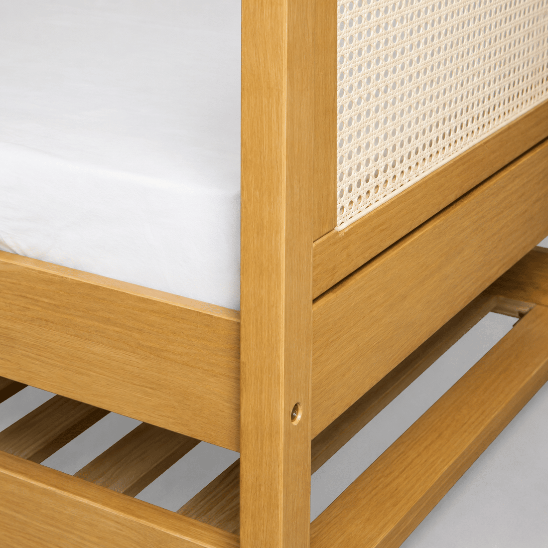 Cama de Solteiro com Cama Auxiliar em Madeira Maciça Pinus Mel Com Rattan Natural Cama de Solteiro com Cama Auxiliar em Madeira Maciça Pinus Mel Com Rattan Natural