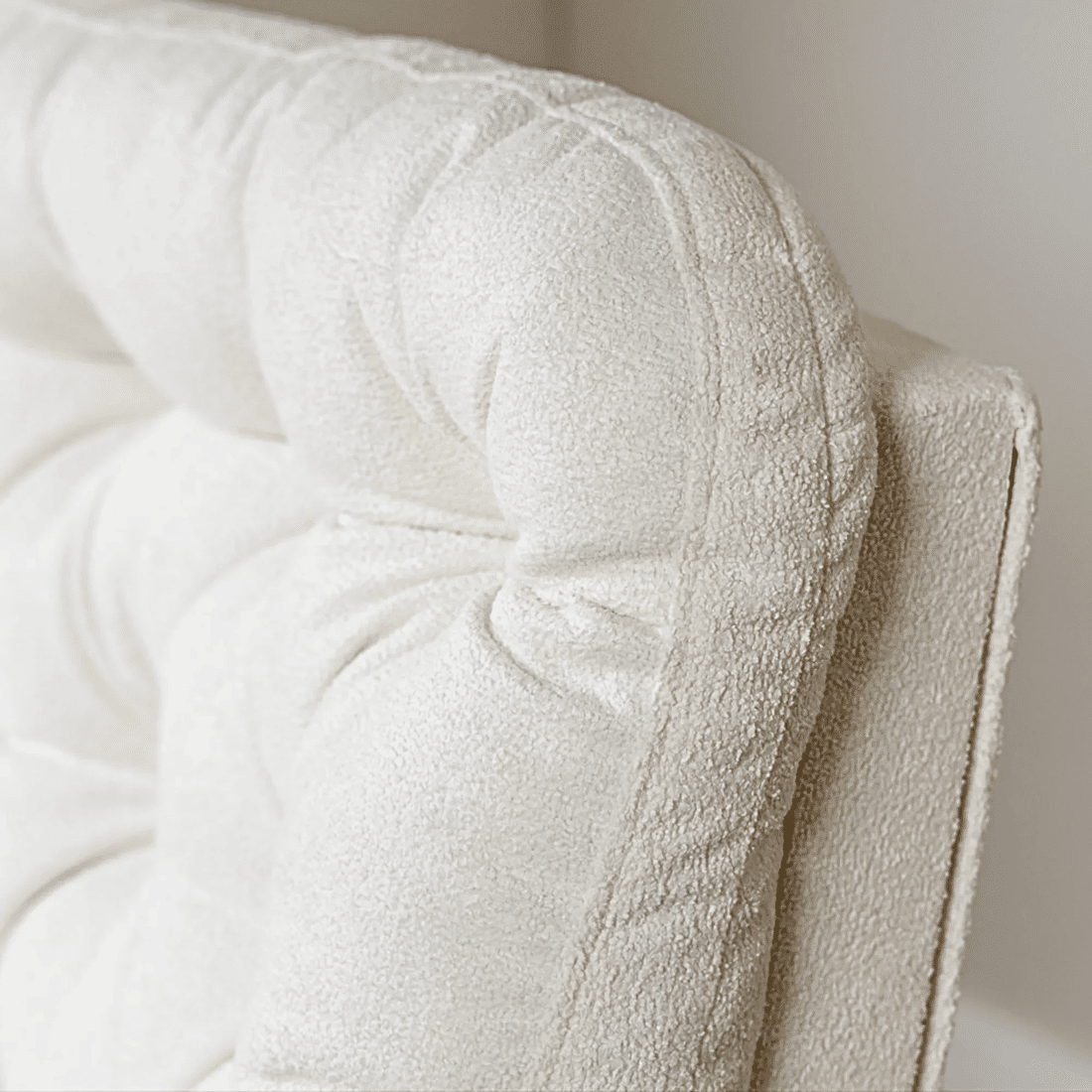 Poltrona de Amamentação Mommy com Balanço e Puff Bouclé Branco