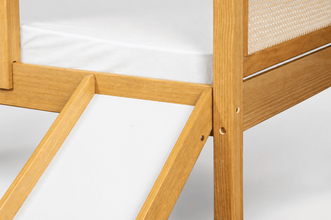 Cama Infantil de Solteiro Com Escorregador Bloomie em Madeira Maciça Pinus Mel Com Rattan Natural