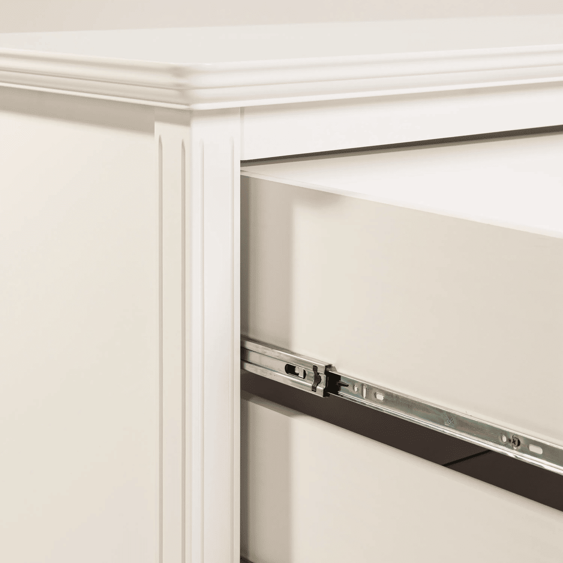 Cômoda Feliz 4 Gavetas Porta com Tela Trançada Branca com Palha Branca Cômoda Feliz 4 Gavetas Porta com Tela Trançada Branca com Palha Branca