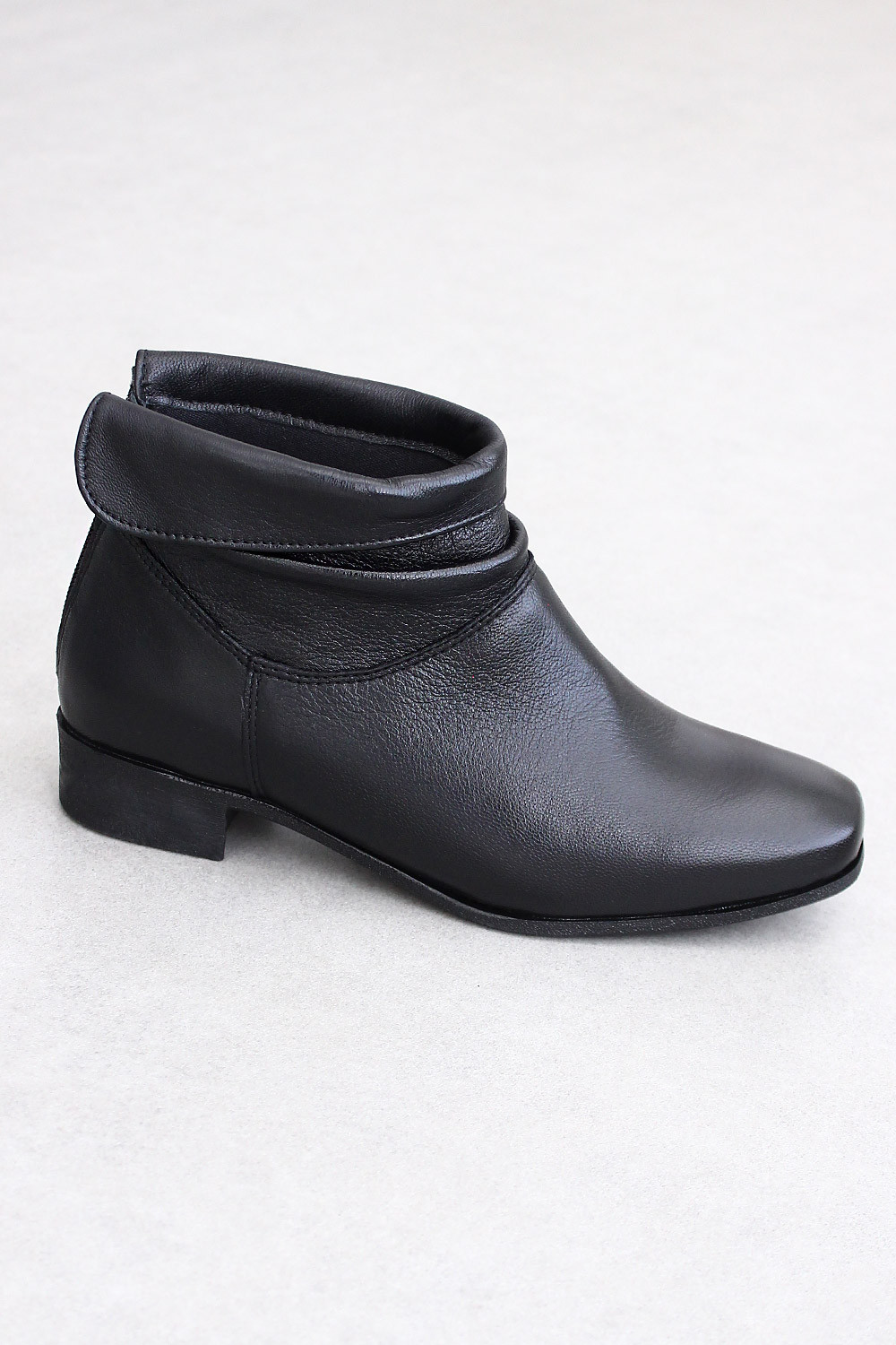 Bota Mybez Cano Dobrado Couro Macio com Salto 3cm e Forro Cacharrel