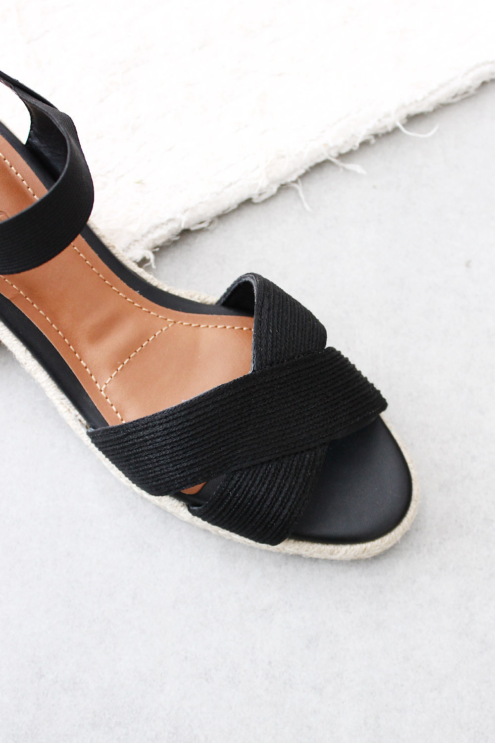 Sandália Anabela Mybez Laura Preta com Tiras Cruzadas e Salto de Corda