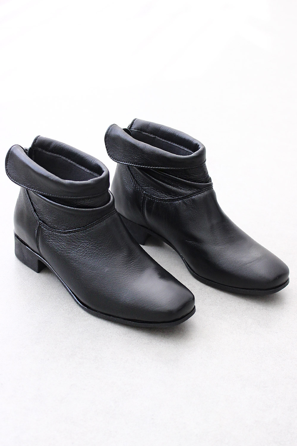 Bota Mybez Cano Dobrado Couro Macio com Salto 3cm e Forro Cacharrel