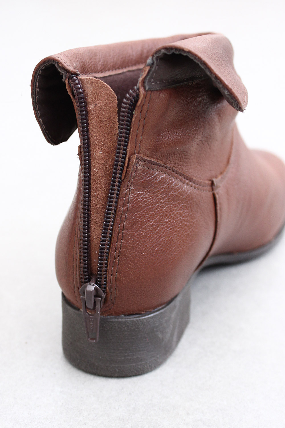 Bota Mybez Cano Dobrado Couro Macio com Salto 3cm e Forro Cacharrel