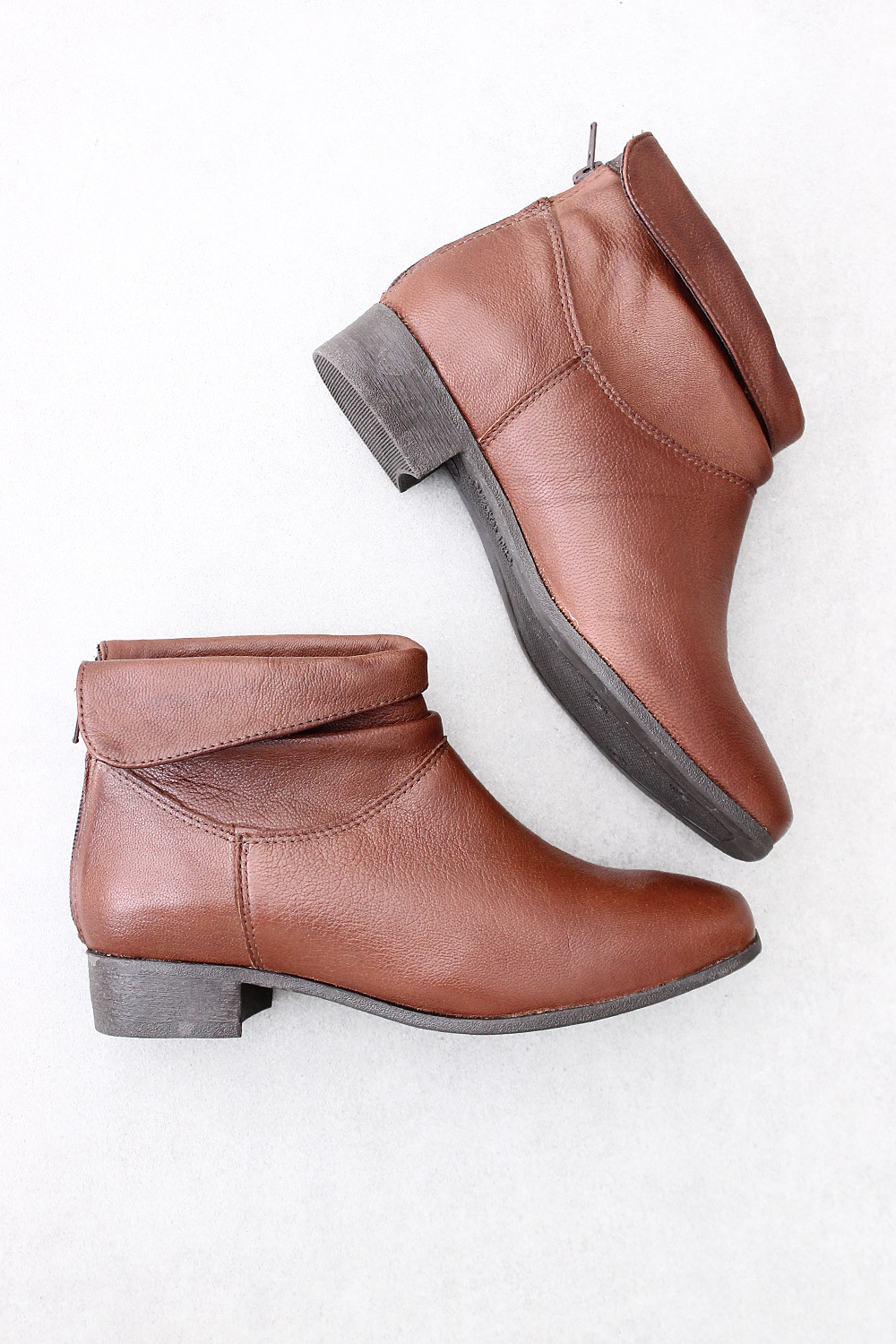 Bota Mybez Cano Dobrado Couro Macio com Salto 3cm e Forro Cacharrel