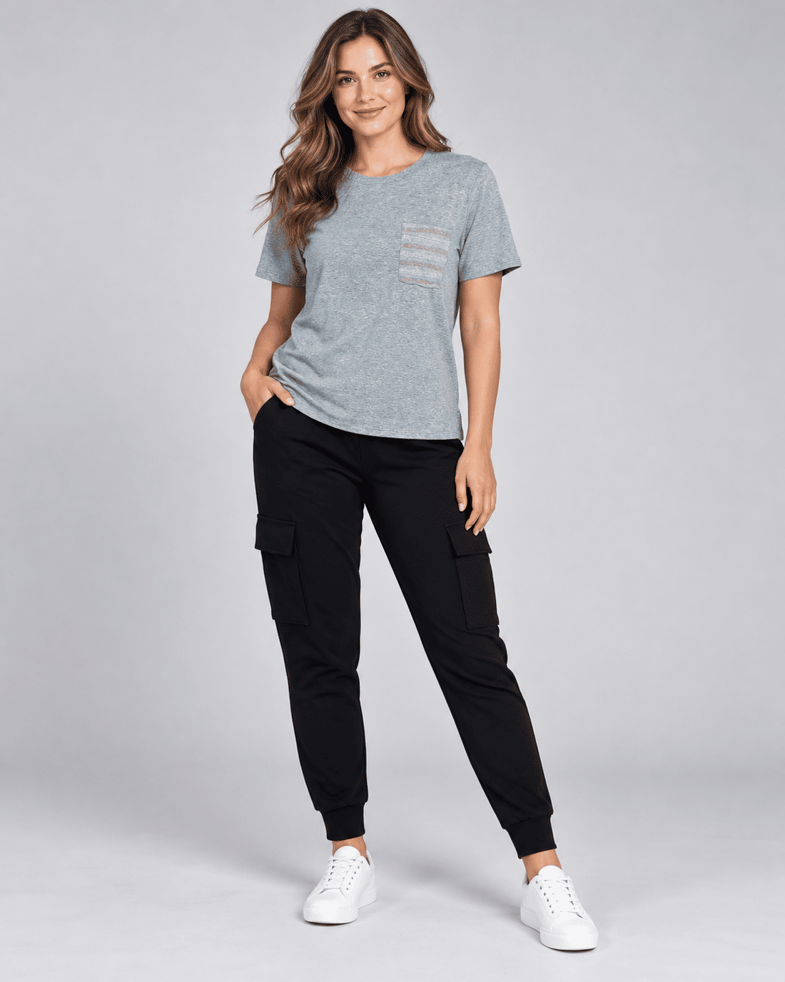 Conjunto Thayane – T-shirt em Viscolycra com Lurex e Calça Cargo em Ponto Roma Cinza com Preto. Conjunto Thayane – T-shirt em Viscolycra com Lurex e Calça Cargo em Ponto Roma Cinza com Preto.