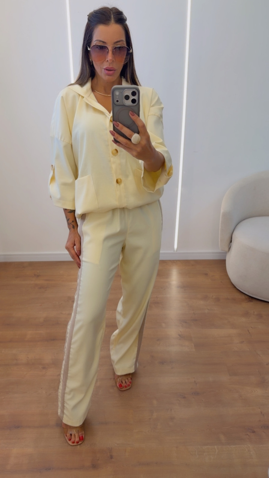 Conjunto Feminino Parka e Pantalona Listrado Vania Amarelo Manteiga Conjunto Feminino Parka e Pantalona Listrado Vania Amarelo Manteiga