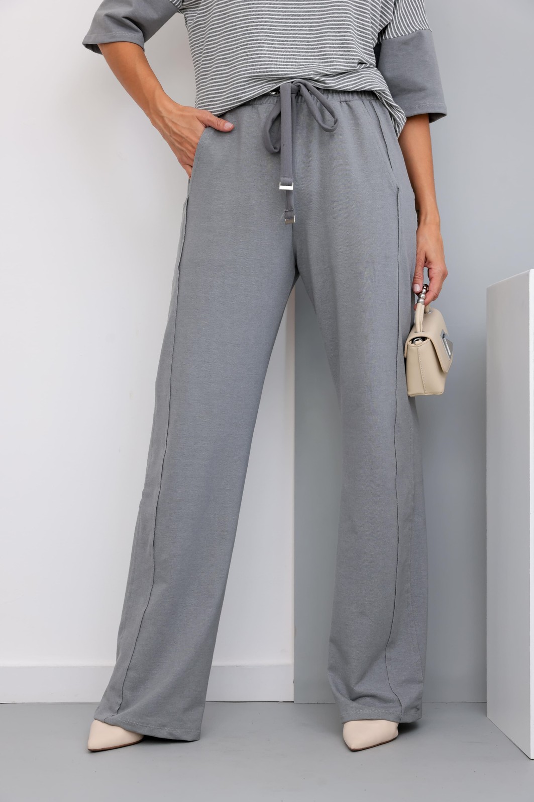 Conjunto em moletinho com listra e gola role Ariel cinza Edição ltda Conjunto em moletinho com listra e gola role Ariel cinza Edição ltda