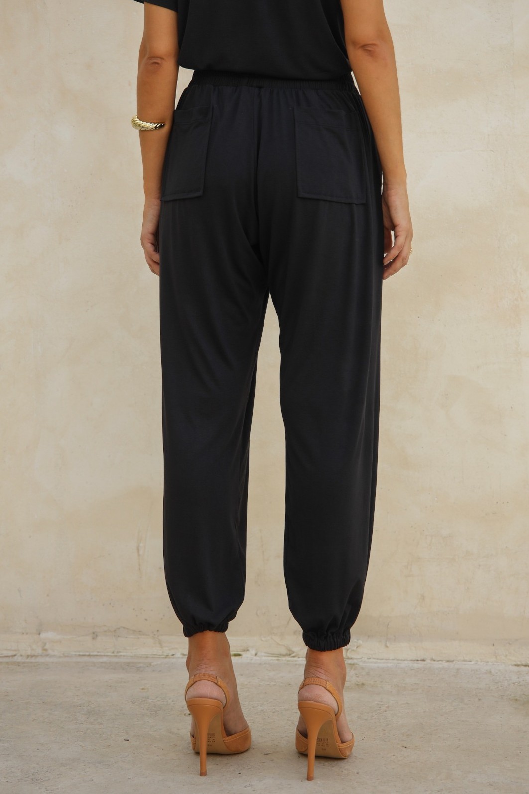 Conjunto Carolla em Viscolycra com Blusa Assimétrica e Calça Aladim Preto. Conjunto Carolla em Viscolycra com Blusa Assimétrica e Calça Aladim Preto.