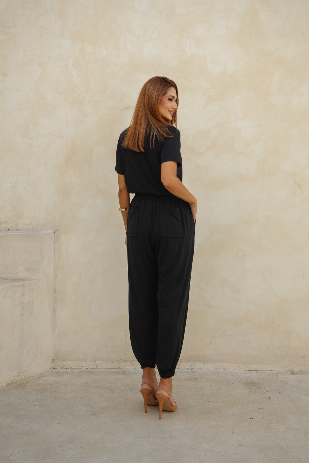 Conjunto Carolla em Viscolycra com Blusa Assimétrica e Calça Aladim Preto. Conjunto Carolla em Viscolycra com Blusa Assimétrica e Calça Aladim Preto.